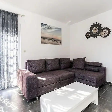 فيلة With Swimming Pool Camellia