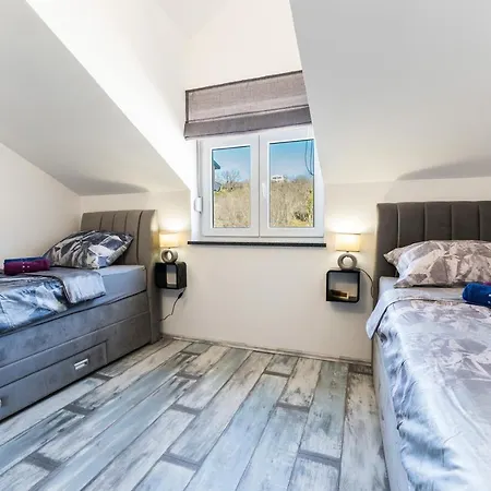 With Swimming Pool Camellia Vila *