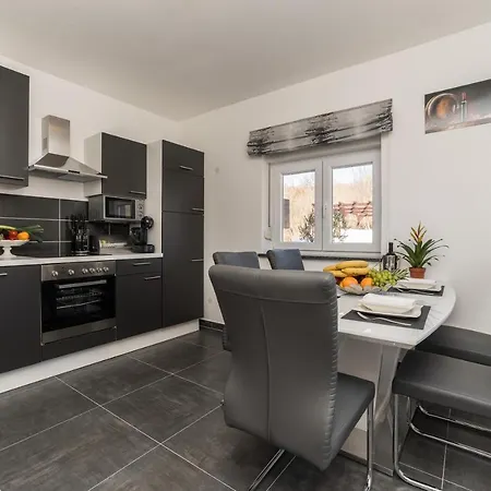 Βίλα With Swimming Pool Camellia Kruševo