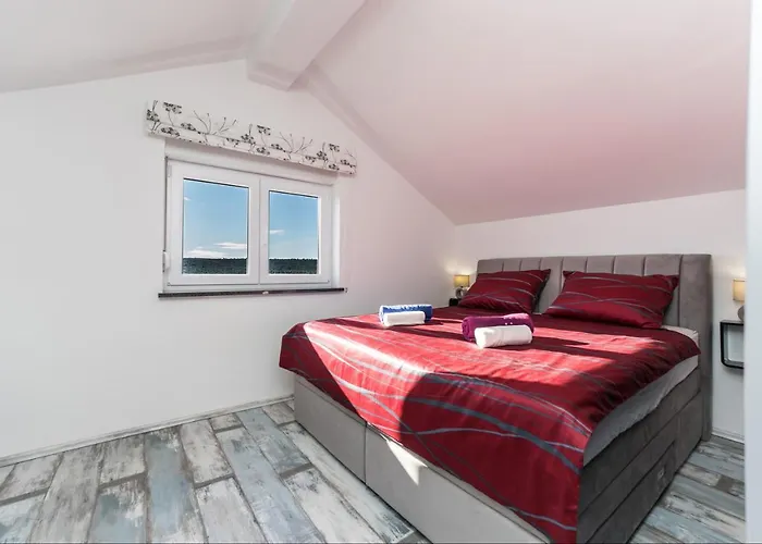 Vila With Swimming Pool Camellia *