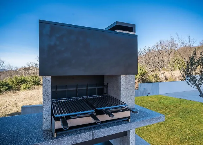 Vila With Swimming Pool Camellia *