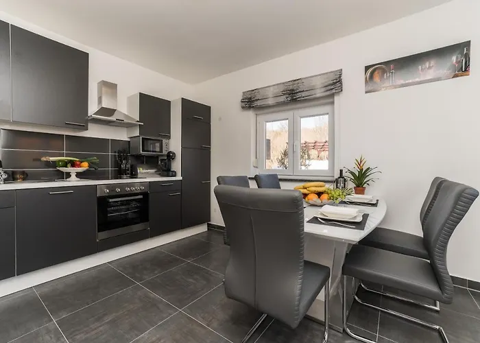 Vila With Swimming Pool Camellia Kruševo