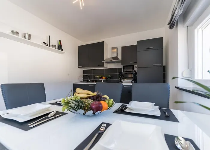 Vila With Swimming Pool Camellia Kruševo